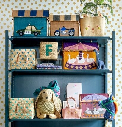 Käpphäst Blå från Rice i färgglad omgivning på hylla