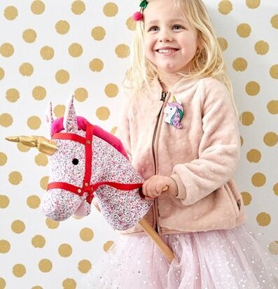 Käpphäst Enhörning från Rice i användning av en glad flicka