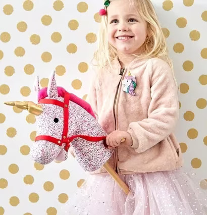 Käpphäst Enhörning från Rice i användning av en glad flicka