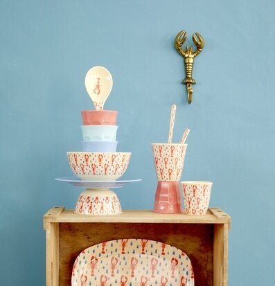 Mässingskrok Hummer från Rice i en färgglad köksmiljö