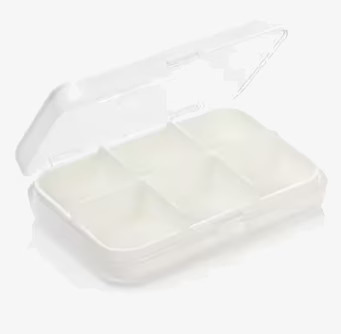 Pillerask Vit från Worldwide Co med sex fack och klicklås