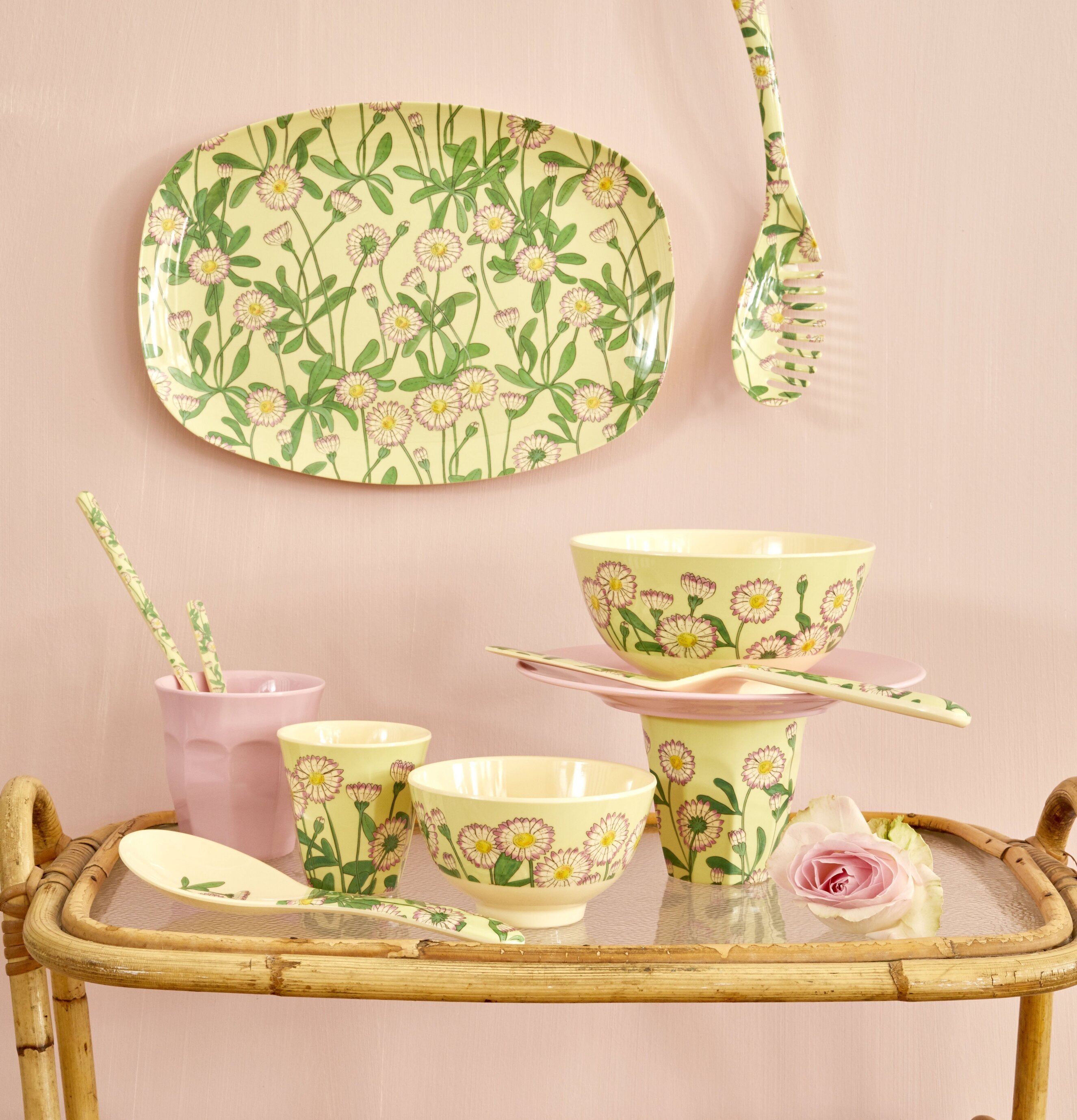 Skål Daisy Print från Rice med prästkragar och gul bakgrund