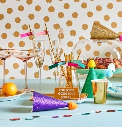 Papperstallrik Guld från Rice i festlig och lyxig dukning