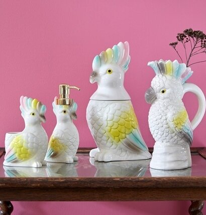 Porslinsburk Kakadua från Rice omgiven av matchande porslin