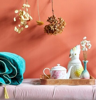 Porslinsburk Kakadua från Rice placerad på en träbricka