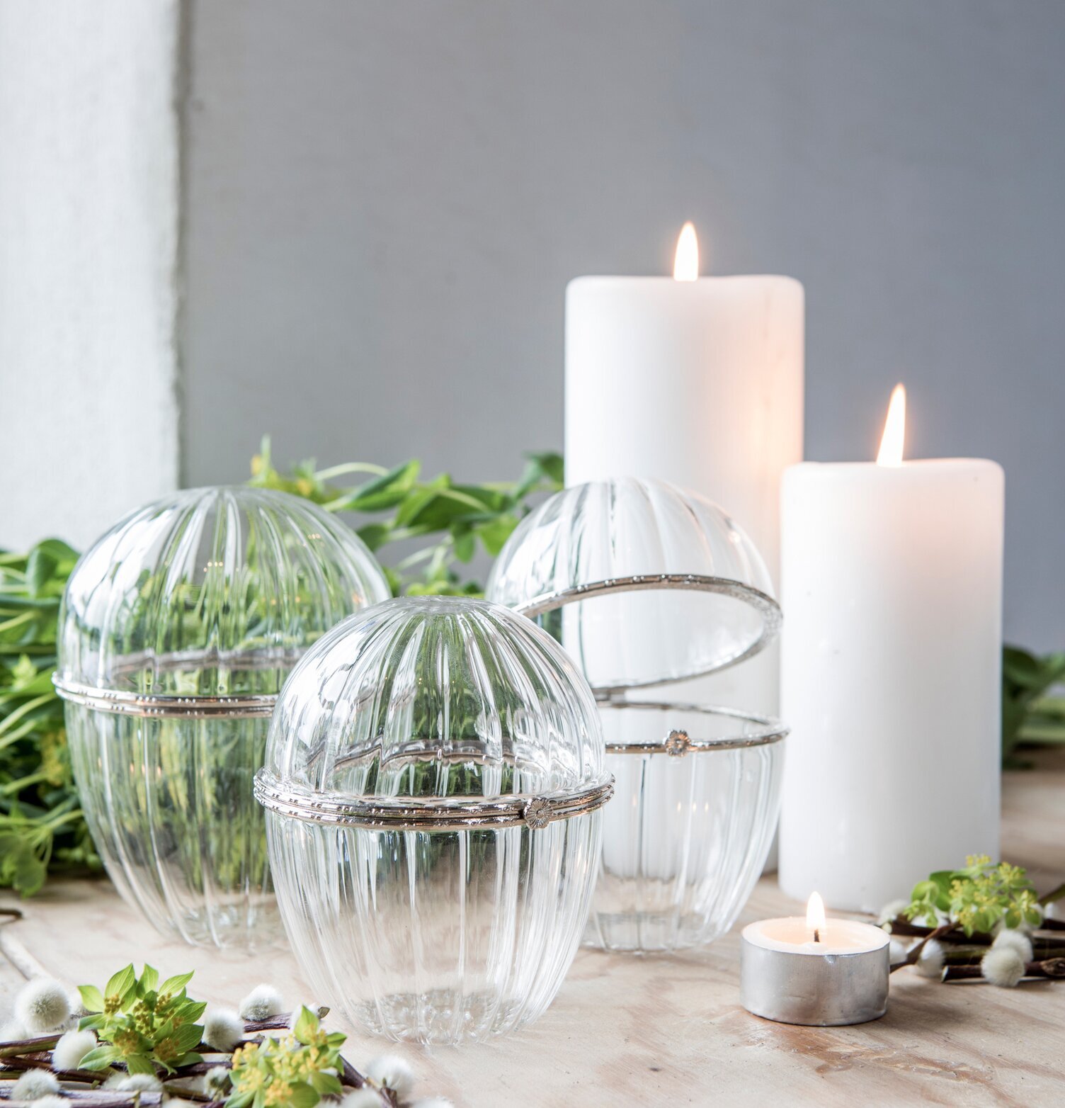 Glasägg Stort Majas Cottage på ljus träyta med blommor