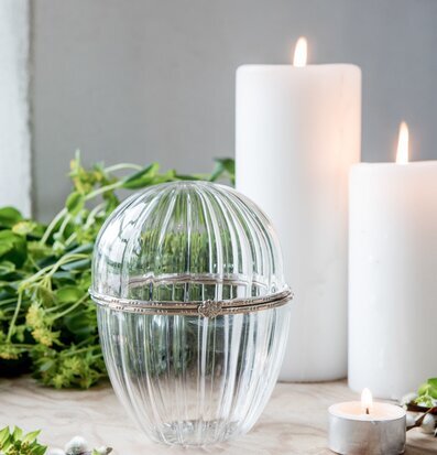 Glasägg Stort Majas Cottage från Majas Cottage på träbord