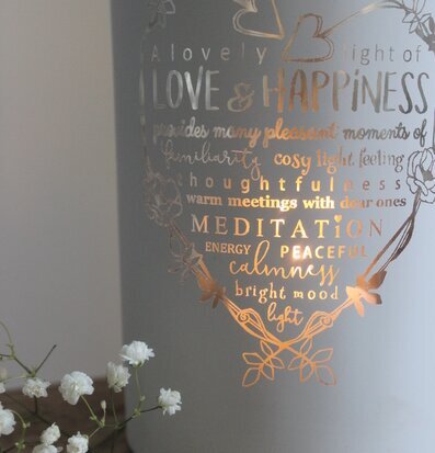 Ljuslykta Love & Happiness från Majas Cottage på rustikt bord