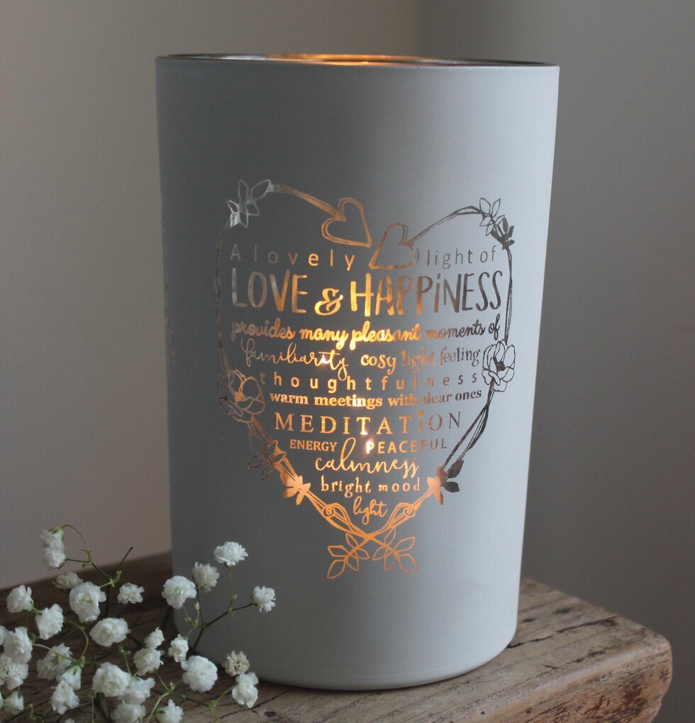 Ljuslykta Love & Happiness från Majas Cottage på rustik bänk