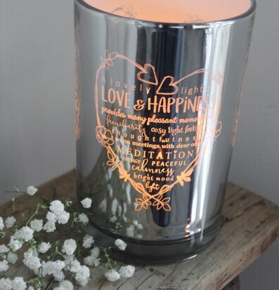 Ljuslykta Love & Happiness från Majas Cottage på rustikt bord