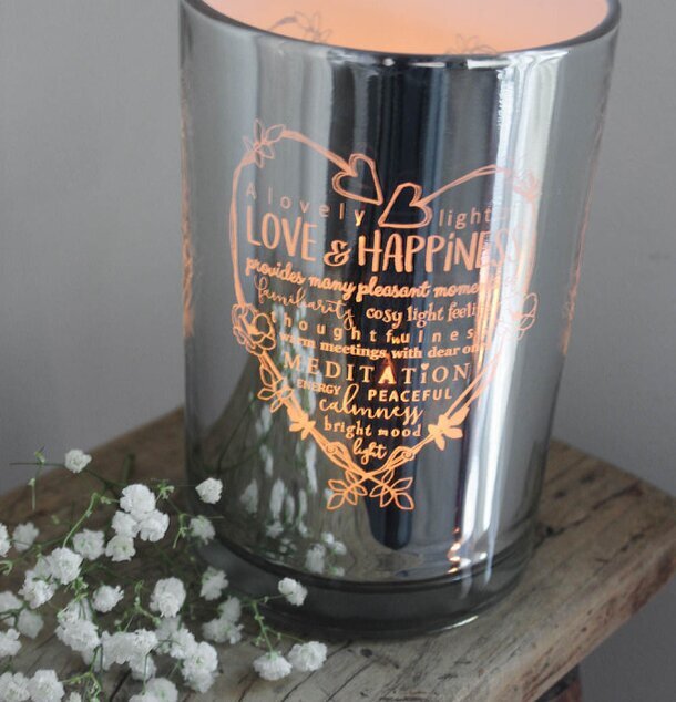 Ljuslykta Love & Happiness från Majas Cottage på rustikt bord