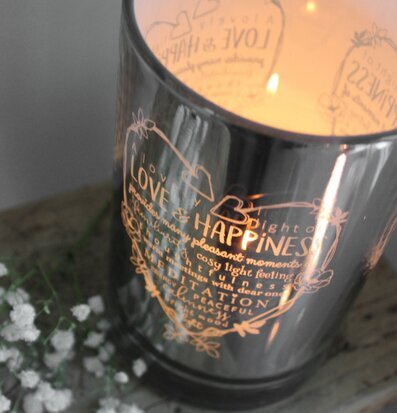 Ljuslykta Love & Happiness från Majas Cottage på träbord