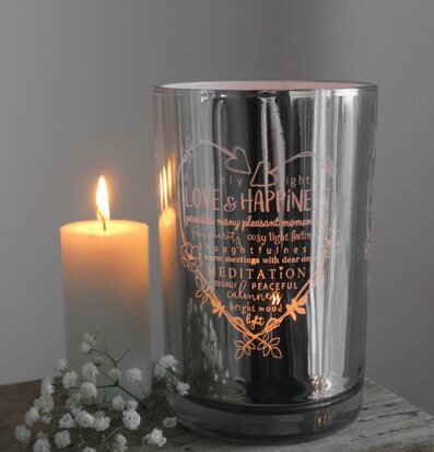 Ljuslykta Love & Happiness från Majas Cottage på träyta