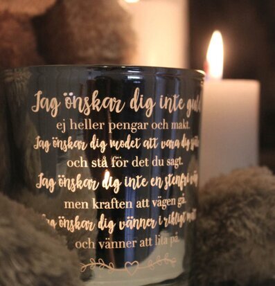 Bild av stämningsfull interiör med ljuslykta och text