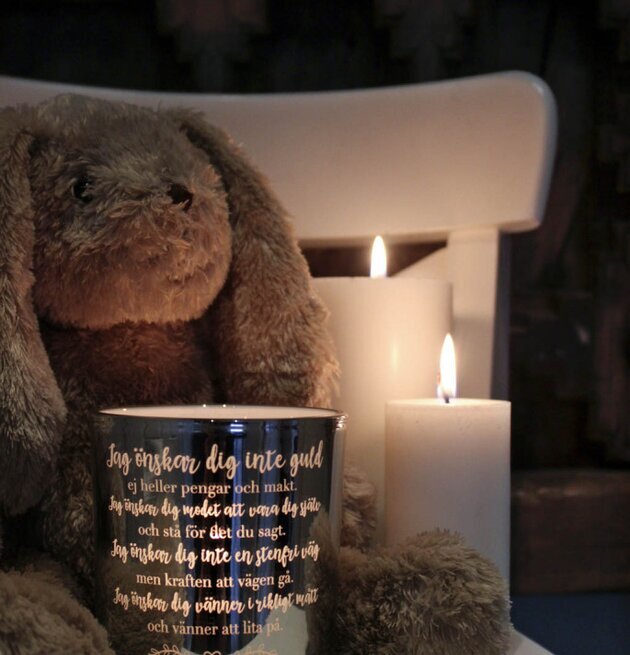 Bild av hemtrevlig atmosfär med ljus och kaninplysch