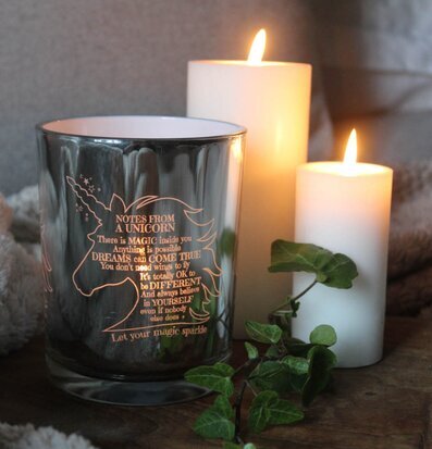 Ljuslykta Unicorn från Majas Cottage med gulddekor och text