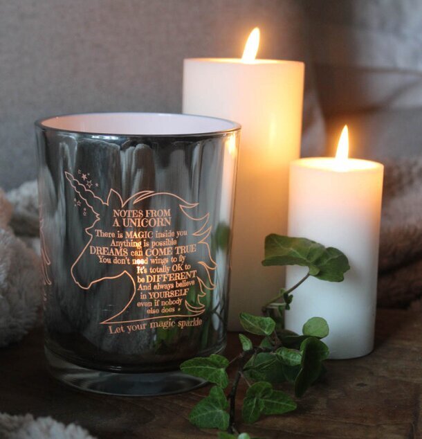 Ljuslykta Unicorn från Majas Cottage med gulddekor och text