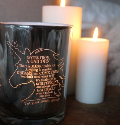 Ljuslykta Unicorn från Majas Cottage med inspirerande text