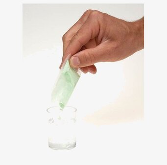 Hand blandar ingredienser för Gör ditt eget slime från Worldwide co