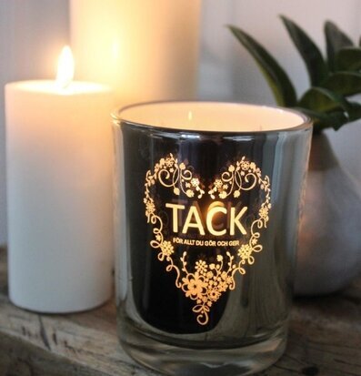 Ljuslykta Tack från Majas Cottage på rustik träyta med ljus