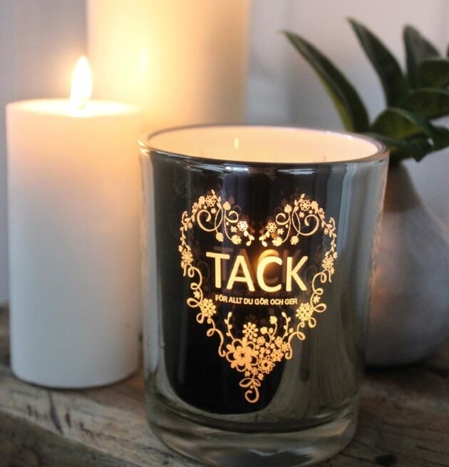 Ljuslykta Tack från Majas Cottage på rustik träyta med ljus