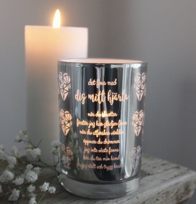 Ljuslykta Mitt Hjärta från Majas Cottage på trämöbel