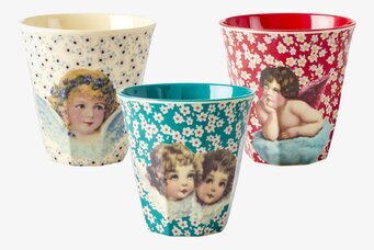 Bild av tre unika muggar med lekfulla änglamotiv