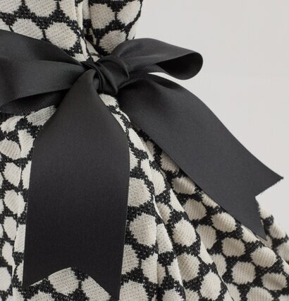 Bordslampa Ermioni från Skitso med svart satinrosett