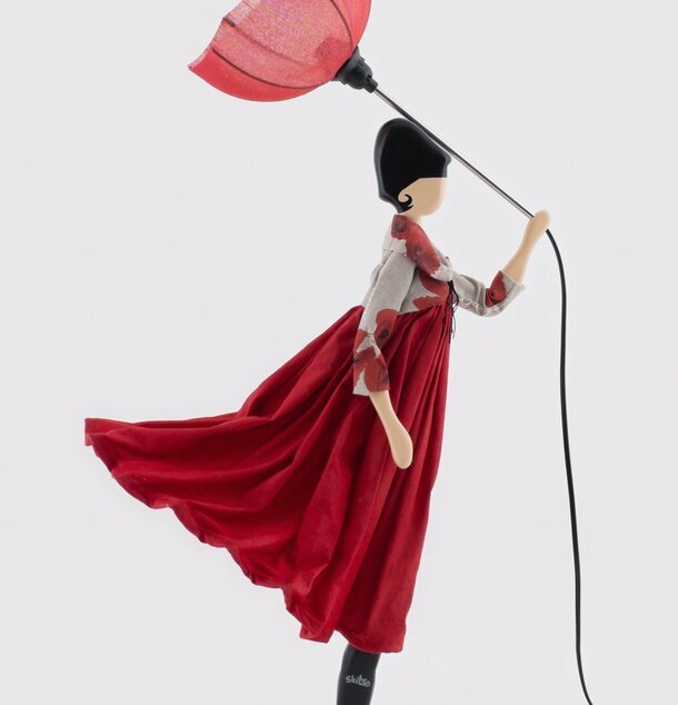 Bordslampa Patty från Skitso i röd klänning och paraply