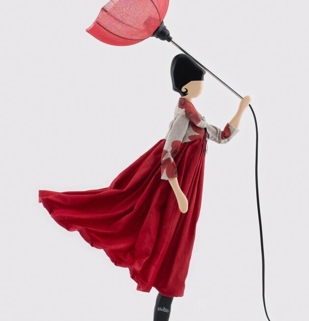 Bordslampa Patty från Skitso i röd klänning och paraply