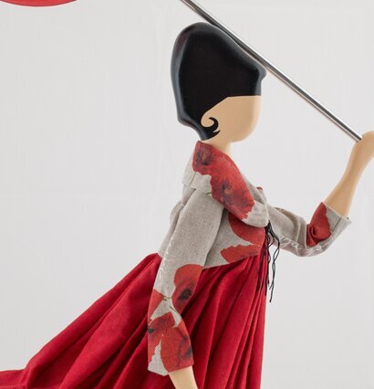 Bordslampa Patty från Skitso i klarröd klänning med blommor