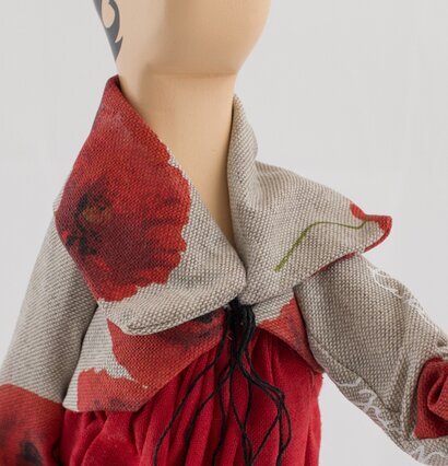 Bordslampa Patty från Skitso, stiliserad kvinnofigur i rött