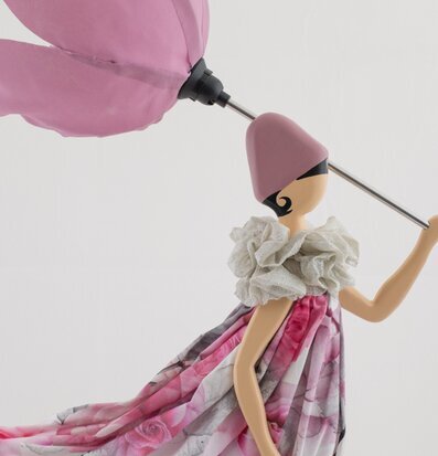 Bordslampa Rozita från Skitso med blomformad lampskärm