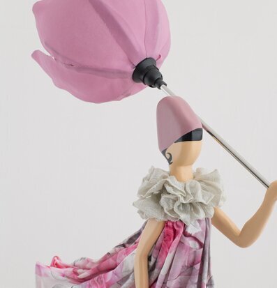 Bordslampa Rozita från Skitso, elegant dam med blomma