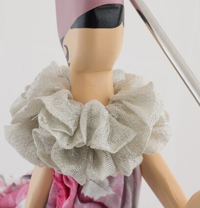 Bordslampa Rozita från Skitso med träkropp och blommigt tyg