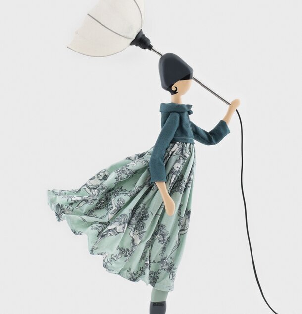 Bordslampa Aggela från Skitso med figur och paraply