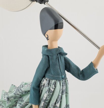 Bordslampa Aggela från Skitso med elegant figur och paraply