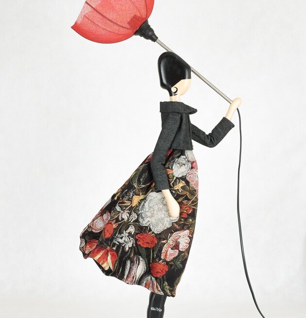 Bordslampa Nineta från Skitso med figur och röd blomma