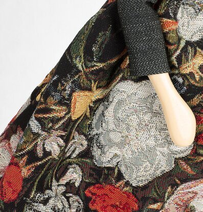 Bordslampa Nineta från Skitso med kvinnofigur och blommor