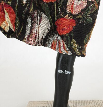 Bordslampa Nineta från Skitso med blommig skärm och benbas