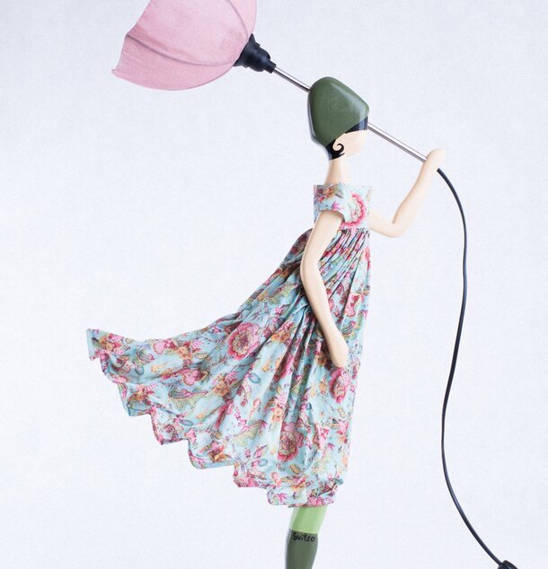 Bordslampa Myrto från Skitso med livfull och blommig klänning