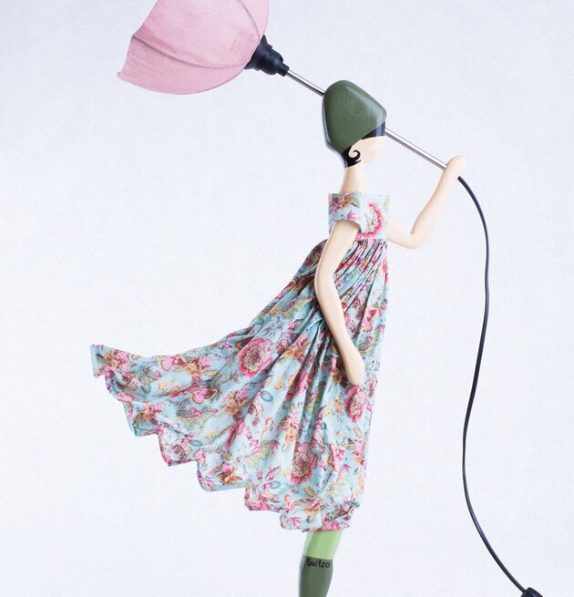 Bordslampa Myrto från Skitso med livfull och blommig klänning