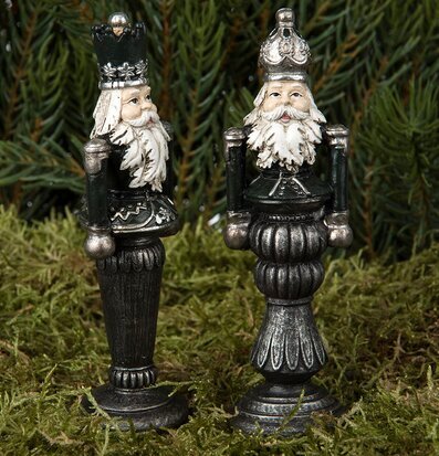 Nötknäpparen/Stick Grön Mix från A Lot Decoration i skogsmiljö