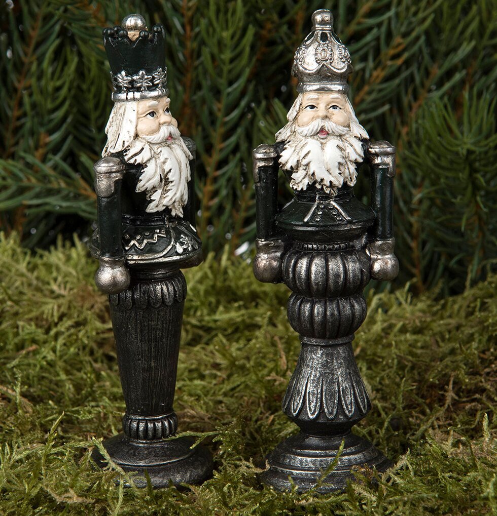 Nötknäpparen/Stick Grön Mix från A Lot Decoration i skogsmiljö