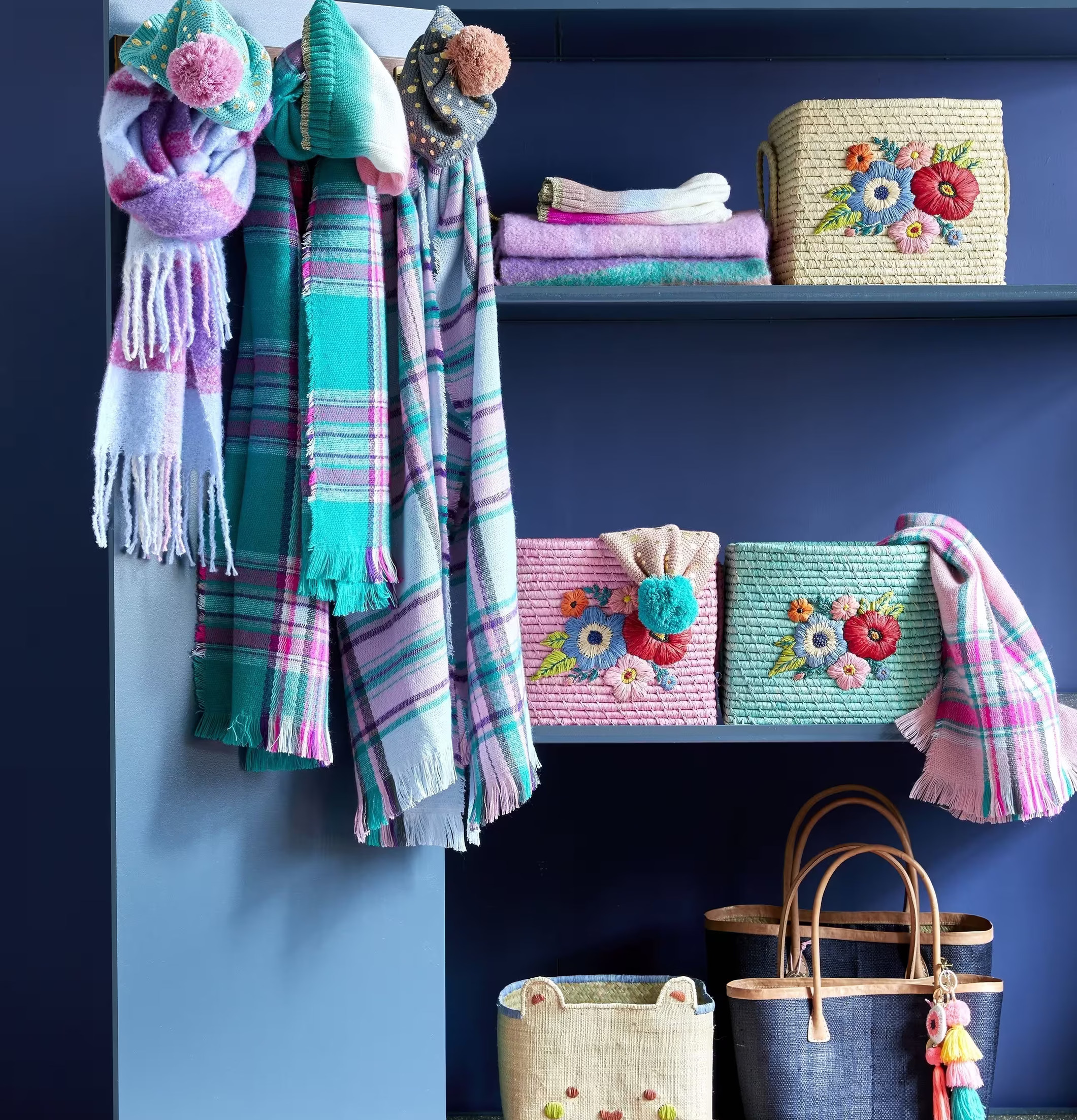 Mössa Grå - Rice hänger på blå klädställning med accessoarer