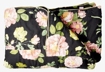 Cotton Quilt Dark Rose Print från Rice med rosor och blad