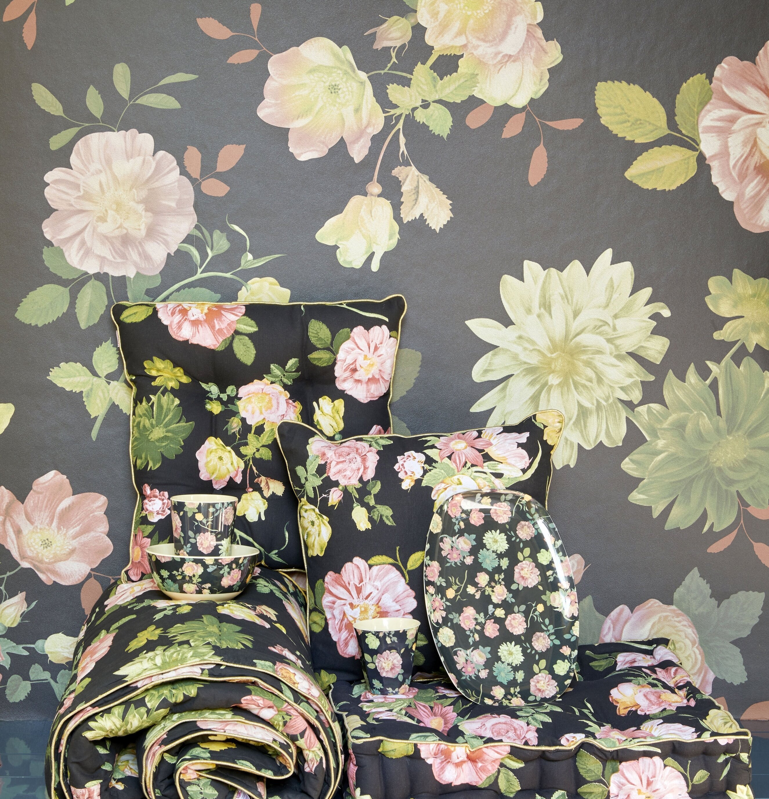 Golvkudde Dark Rose Print från Rice med blommigt mönster