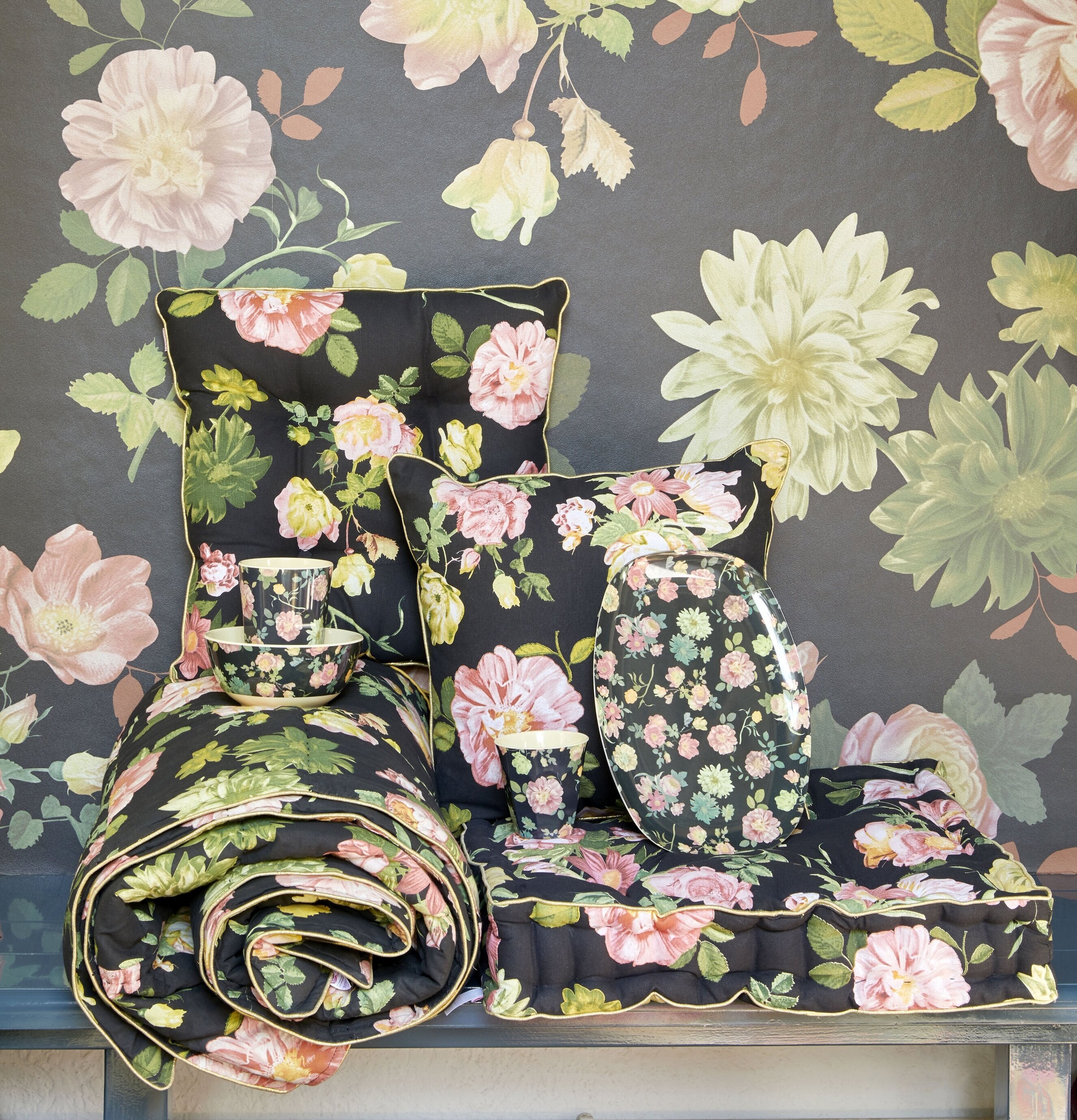 Cotton Quilt Dark Rose Print från Rice med blommigt mönster