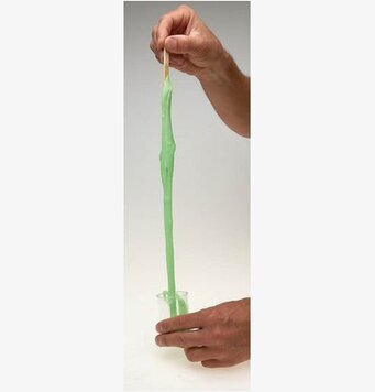 Hand håller grönt slime från Gör ditt eget slime, Worldwide co