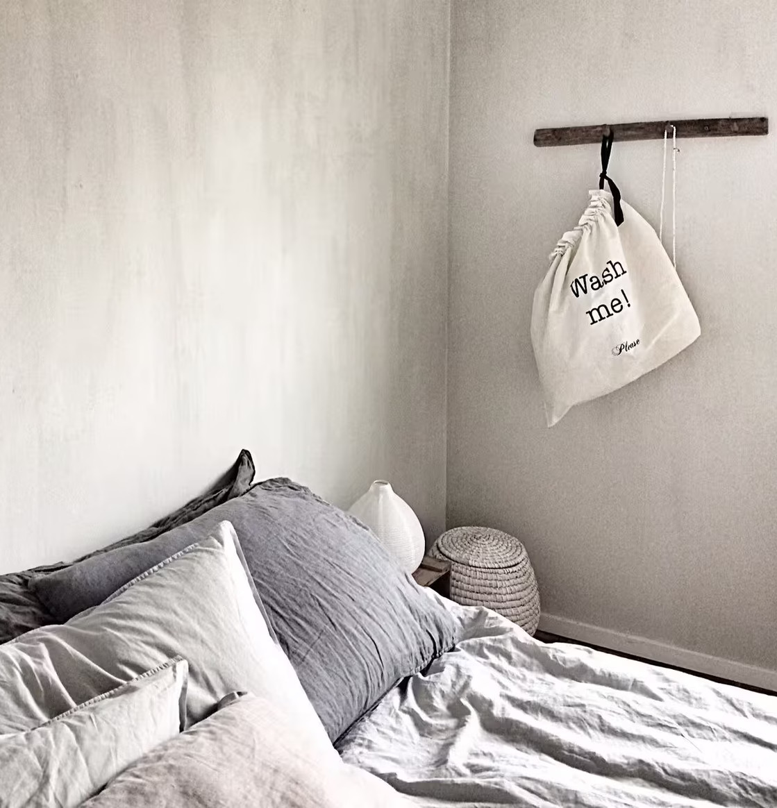 Förvaringspåse - Wash Me från Bag All hänger på trähängare